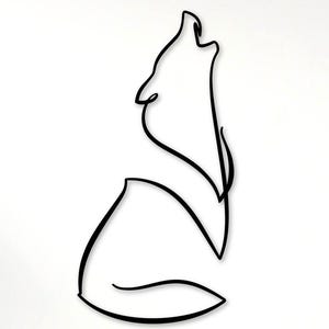 Puede incluir: Arte de pared de metal negro que representa un lobo aullando en un estilo minimalista de línea continua. La obra de arte está montada en una pared blanca, con vegetación en macetas sobre una superficie de madera.