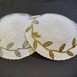 Weiß mit Gold oder Silber Blätter Trim Festliche handgemachte Häkelarbeitperle Baumwolle Kippah für Männer, Frauen und Jugendliche verschiedene Größen erhältlich