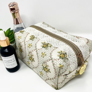 Coquette Makeup Bag, Quilted Foral Makeup Bag, cute makeup bag, Boxy makeup bag, Cosmetic bag, Teenage Girl Gifts, Best friend gift