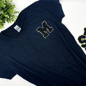 Camisetas personalizadas de parche de chenilla, camiseta suave de chenille varsity letter patch, regalo de fiesta nupcial, camisa de despedida de soltera, camiseta inicial, viaje de chicas