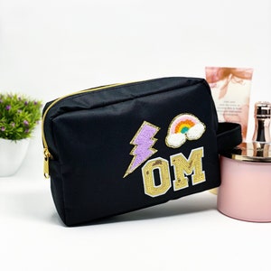 Bolsa de cosméticos personalizada grande, bolsa multiusos con parches de letras Varsity, bolsa de aseo de viaje personalizada, regalos perfectos para dama de honor