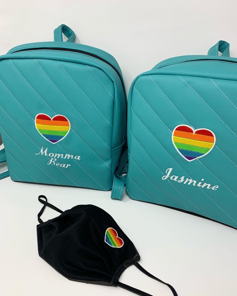 Mochila personalizada Pride LGBT, mes del orgullo, mochila de piel sintética, regalo de novia lesbiana, regalo para LGBT, bolso de pareja con bandera LGBT imagen 2