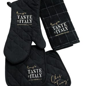 Op de afbeelding: Zwarte, gewatteerde ovenwanten en pannenlappen met gouden opschrift "Tony's Taste of Italy" en "Chef Tony".