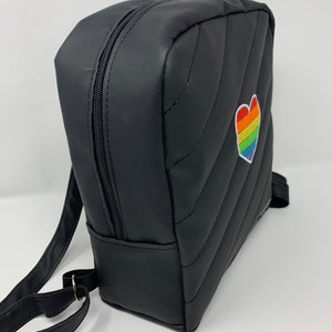 Mochila personalizada Pride LGBT, mes del orgullo, mochila de piel sintética, regalo de novia lesbiana, regalo para LGBT, bolso de pareja con bandera LGBT imagen 3