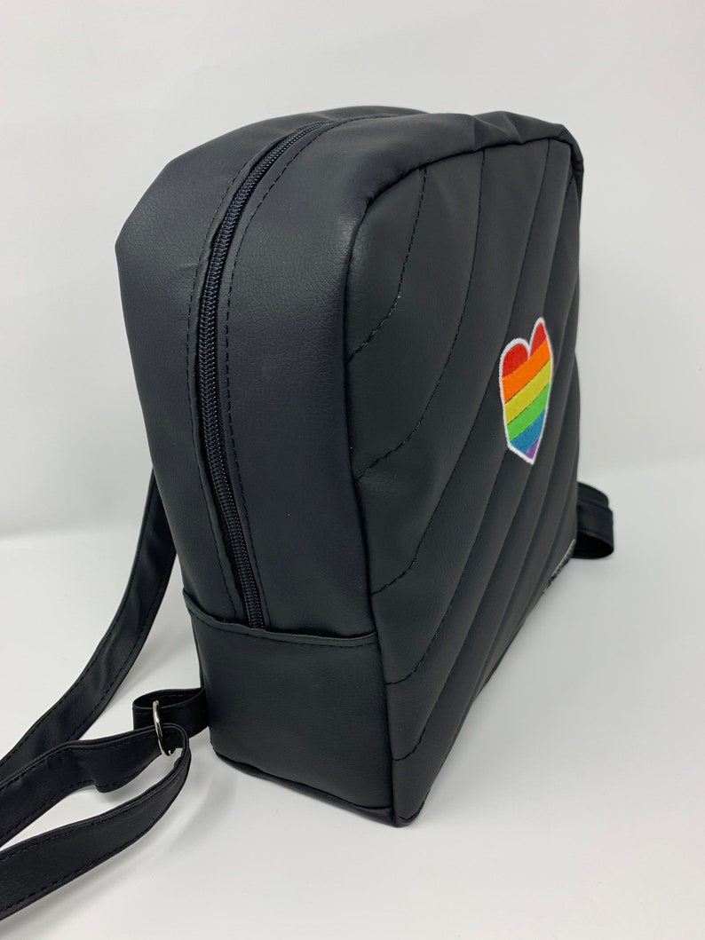 Mochila personalizada Pride LGBT, mes del orgullo, mochila de piel sintética, regalo de novia lesbiana, regalo para LGBT, bolso de pareja con bandera LGBT imagen 3