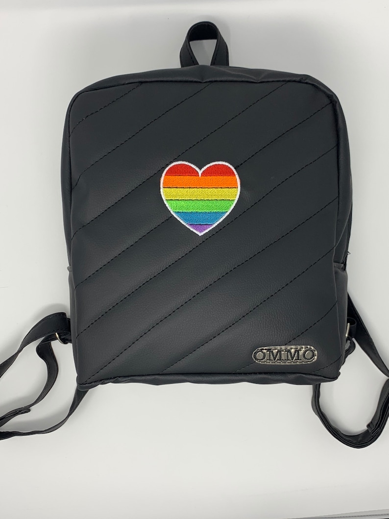 Mochila personalizada Pride LGBT, mes del orgullo, mochila de piel sintética, regalo de novia lesbiana, regalo para LGBT, bolso de pareja con bandera LGBT imagen 5