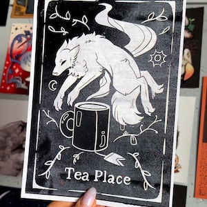 Tea Place - illustrazione di lupo / poster di lupi - strega - stregonesco - peloso - canino - motivazione - motivazionale - caffè - posto accogliente