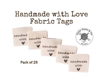 以下が含まれることがあります： 「handmade with」という文字と小さなハートのアイコンがダークブラウンのインクでプリントされた、オフホワイトの布製タグ25枚セット。タグは段違いに並べられ、Cozy Yarn & Co Est. 2013の円形ロゴが添えられています。
