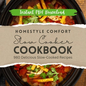 Puede incluir: Una cubierta de papel marrón con el texto "HOMESTYLE COMFORT Slow Cooker COOKBOOK 980 Delicious Slow-Cooked Recipes" sobre una imagen de primer plano de una olla de cocción lenta llena de un chile rojo con pollo, cilantro y tiras de tortilla.