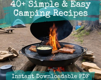 Può includere: Una griglia da campeggio nera con un coperchio aperto sopra un fuoco. La griglia è appoggiata su tronchi e ci sono diversi pezzi di carne e una pentola di cibo che cuociono sulla griglia. Il testo "40+ Simple & Easy Camping Recipes" e "Instant Downloadable PDF" sono sull'immagine.