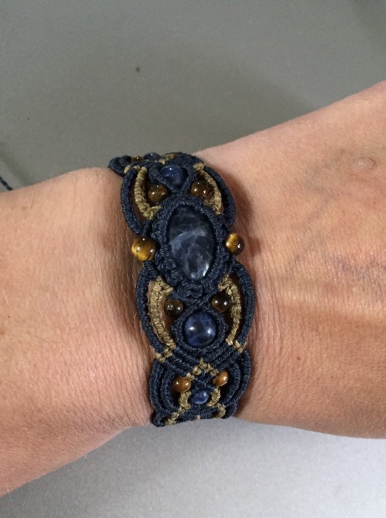 Micro macram\u00e9 bracelet