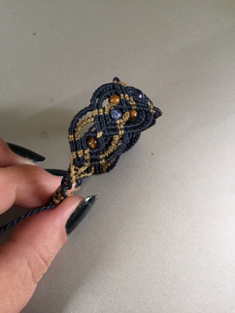 Micro macram\u00e9 bracelet