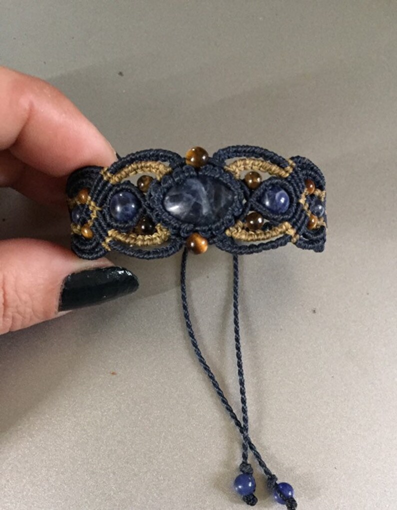 Micro macram\u00e9 bracelet