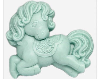 Könnte beinhalten: Eine hellblaue Keramikfigur eines Ponys mit einem Blumendesign auf seinem Sattel. Das Pony hat eine lockige Mähne und einen Schwanz.