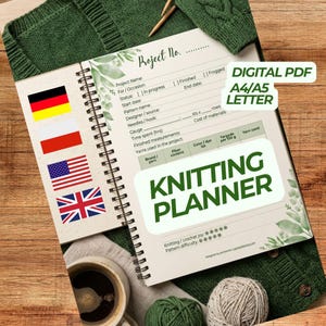 Puede incluir: Un planificador de tejido con encuadernación en espiral y una etiqueta de PDF digital A4/A5. La página incluye campos para el nombre del proyecto, estado, fechas, detalles del patrón, muestra y datos del hilo, decorada con hojas verdes y banderas.
