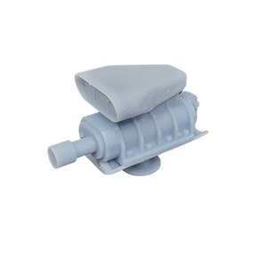 Pode incluir: Um modelo de supercharger impresso em 3D de cor cinza com uma entrada de plástico cinza.