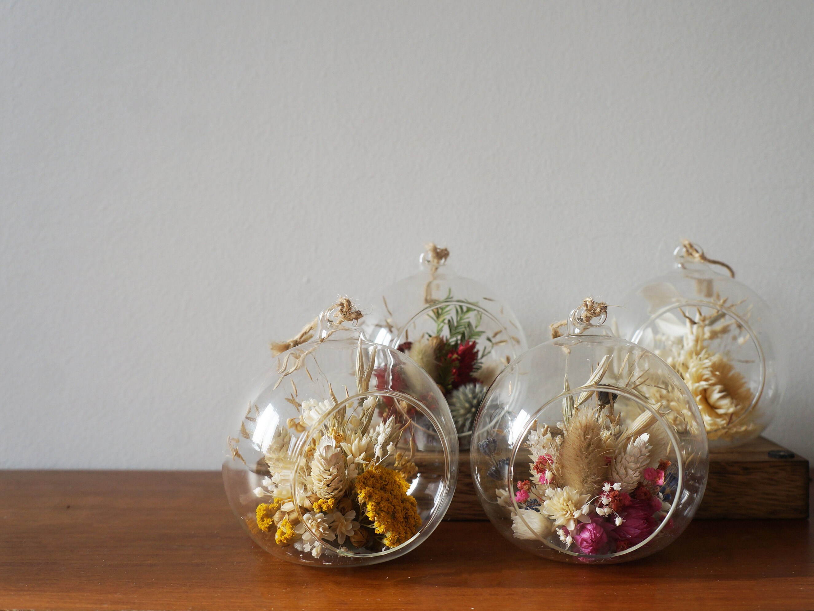 Boule de Noël en Verre et Fleurs Séchées Gabi