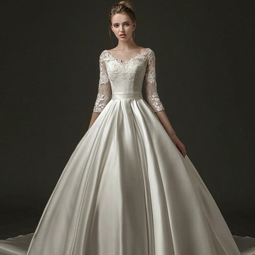 Women's Satin Scoop Neck Floral Wedding Gown, Ball Gown/Princess Bridal Wedding Dresses