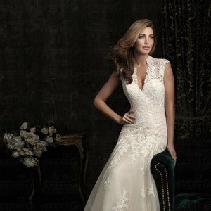 Women's Sleeveless Halter Floral Lace Wedding Gown, Court Train Bridal Wedding Dresses