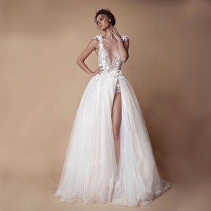 Women's Sexy Deep V-Neck Low-Back Floral Lace Wedding Gown Bridal Wedding Dresses