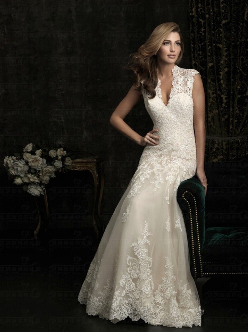 Women's Sleeveless Halter Floral Lace Wedding Gown, Court Train Bridal Wedding Dresses image 1