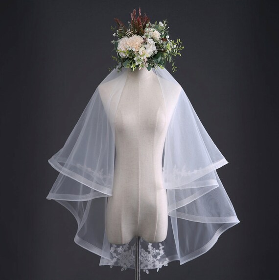 Unicra Flower Wedding Bride Veils White 2 Tier Floral Lace Bridal Veil  Fingertip Tulle Veils with Comb Short Veils for Brides and Women