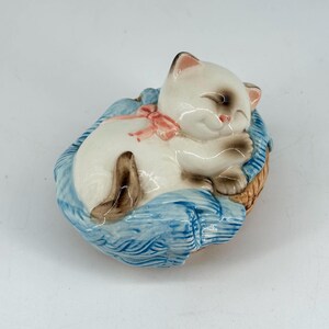 Popurrí de cerámica AVON vintage de 1983 con gatito siamés durmiendo en cesta, fabricado en Japón.
