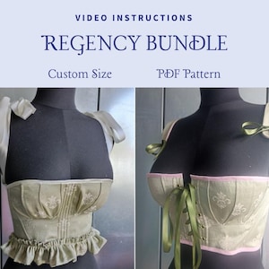 Puede incluir: Dos imágenes de un corsé Regency Bundle sobre un maniquí negro. El corsé es verde oliva con bordados florales blancos y ribetes rosas. El texto "REGENCY BUNDLE" y "Custom Size PDF Pattern" está en la parte superior.
