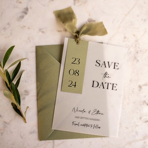 Moderne Hochzeit Save the Dates - Salbeifarbenes Seidenband & minimalistische Ankündigungskarte