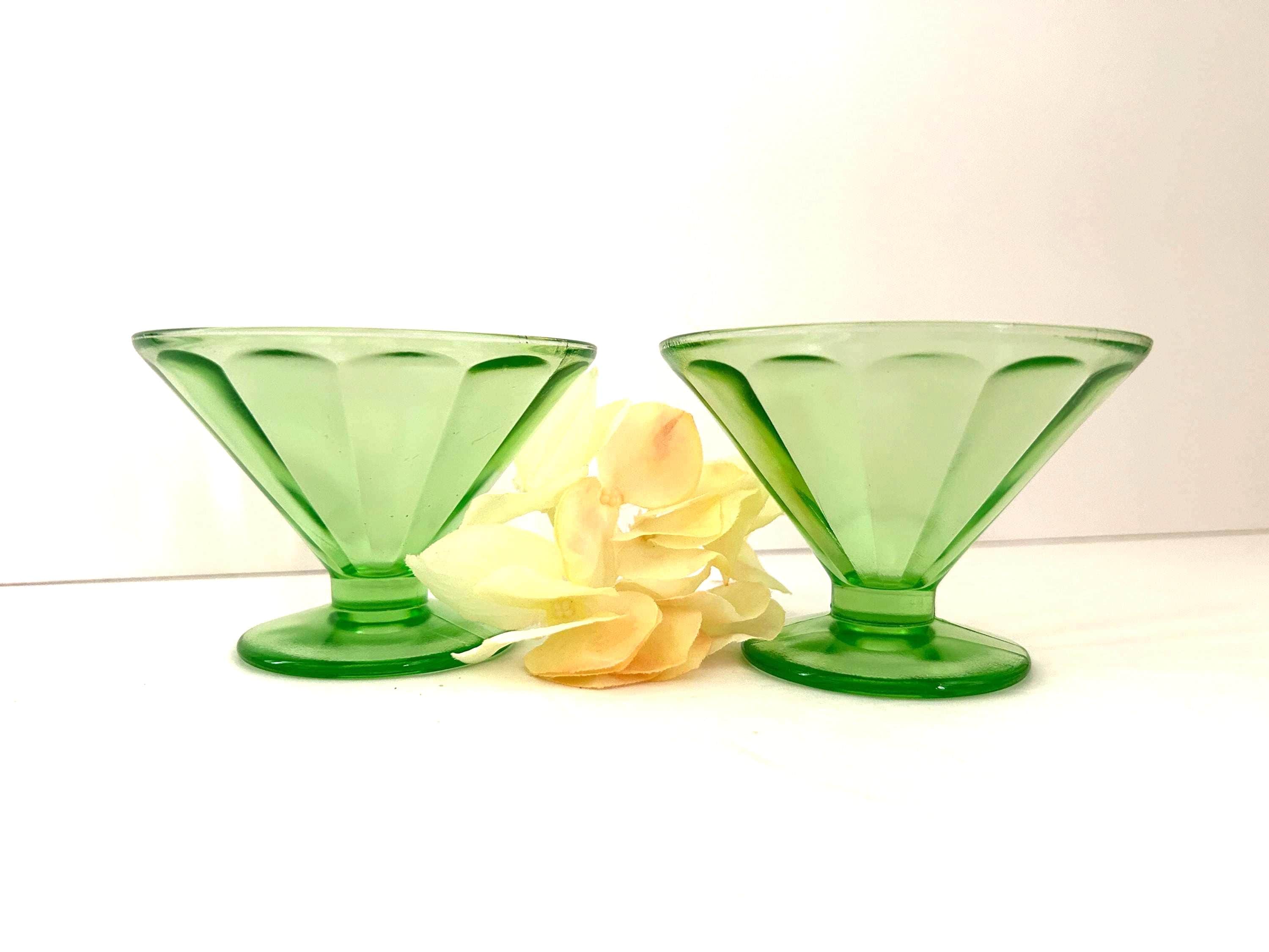 Federal Glass ウランガラス １９３０年～ 径１５センチプレート２枚 Federal Glass Green Depression Sherbet Dishes, Uranium Vaseline