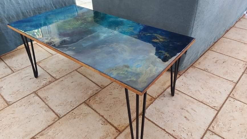 Table Basse Bleu/Or en Résine