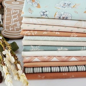 Paquete de 12 piezas Juliet Fat Quarter o paquete de media yarda en tonos verde menta suave, beige y crema caramelo en nuestro paquete de galería de arte curado.