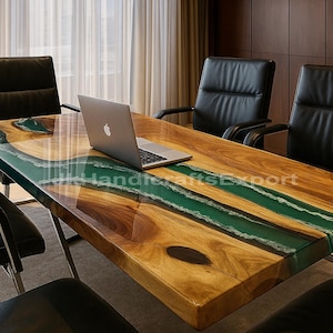 Op de afbeelding: Een rustiek houten bord met de tekst "Welcome to our home" in witte letters. Het bord heeft een verweerde afwerking en een eenvoudig, uitnodigend ontwerp, perfect voor voordeurdecoratie.