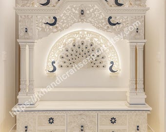 Puede incluir: Un templo de mármol blanco con intrincadas tallas y un diseño de plumas de pavo real. El templo presenta un gabinete con cajones, pilares decorativos y una parte superior curva. El diseño incluye detalles en azul y patrones florales. La URL de la tienda Etsy es visible.