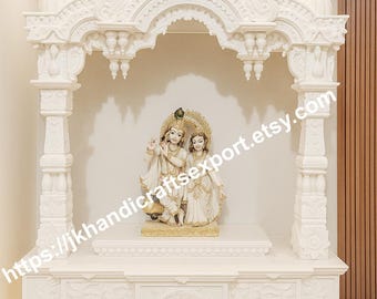 Puede incluir: Un templo de mármol blanco con intrincadas tallas, con un nicho central que alberga estatuas de deidades. La estructura incluye columnas, arcos y una base con relieves decorativos. El texto "https://jkhandicraftsexport.etsy.com" es visible.