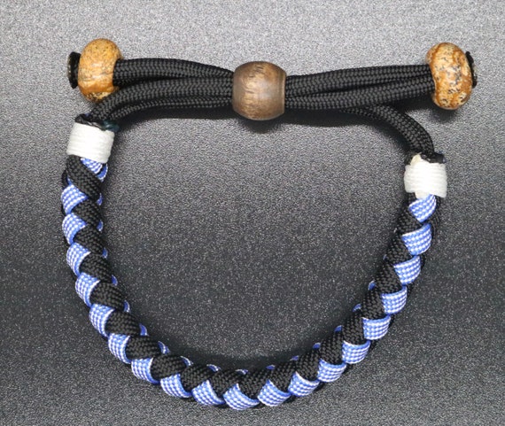 Four-strand round braid how-to Friendship bracelet | Paracord bracelet  tutorial, Rawhide braiding, 4 strand round braid