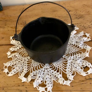 Vintage Cast Iron Wagner Ware Sidney-O- Hot Pot No. 1362; Child/Sample/Ramekin Size Dutch Oven with Bail Handle from the 1930s