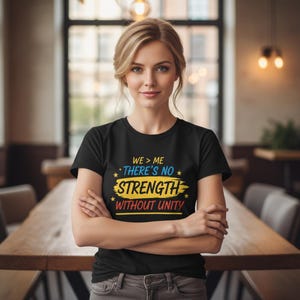 Inspirierendes Teamwork T-Shirt, Stärke ohne Einheit Zitat, Wir > Me Motivations-T-Shirt