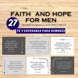 Puede incluir: Un conjunto de 27 tarjetas imprimibles de escritura española para hombres, con citas inspiradoras de la Biblia. Las tarjetas presentan varios diseños grises y blancos con texto en español, sobre un fondo de madera.