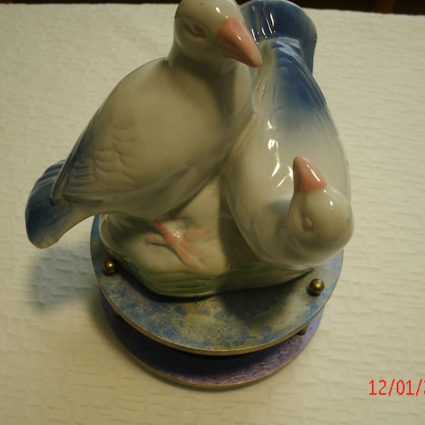 Vintage Laurel Musical Bird Figurines Porcelain Blue and White Birds Music Box