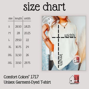 Pu&ograve; includere: Tabella delle taglie per una t-shirt unisex tinta in capo. La tabella mostra le misure di lunghezza e larghezza in pollici per le taglie S, M, L, XL, 2XL e 3XL. La tabella &egrave; etichettata "Comfort Colors&reg; 1717 T-shirt unisex tinta in capo".