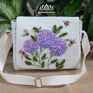 Messenger Bag bestickt mit Hortensien, einzigartige Blumenstickerei mit Band