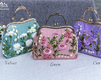 Può includere: Tre piccole borsette ricamate con fiori con cornici e manici in metallo dorato. Le borsette sono realizzate in velluto, lino e tela, e ognuna ha un diverso disegno floreale. Le borsette sono disposte in fila da sinistra a destra, con la borsetta in velluto a sinistra, la borsetta in lino al centro e la borsetta in tela a destra.