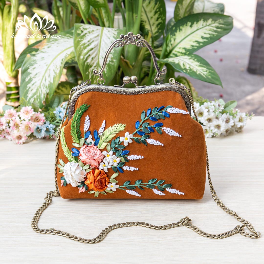 Embroidered Handbag and Wallet Set | Kiss Lock Bags and Wallets 
