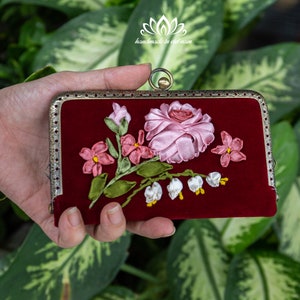 Cartera bordada a mano, cosida a mano, compacta, cómoda, bonita.