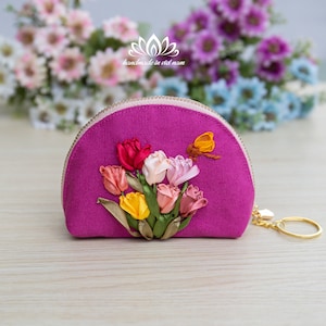 Mini llavero bordado con forma de billetera, ideal como regalo para niñas y mujeres.