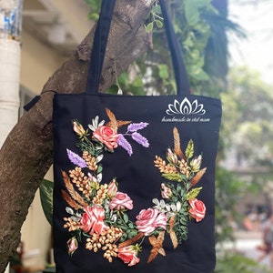 Bestickter Beutel mit Reißverschluss, Einzigartige Bandstickerei, Handgemachte Nähtasche