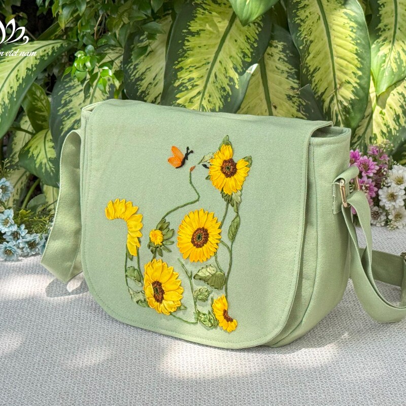 Multi-Color Sunflower Cat Embroidery Pearl Chain Sweet Lolita Crossbody Bag main image 0