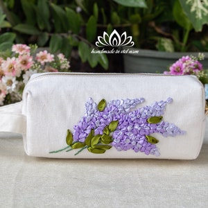 Mit Blumen besticktes Federmäppchen, Kosmetiktasche mit Band bestickt