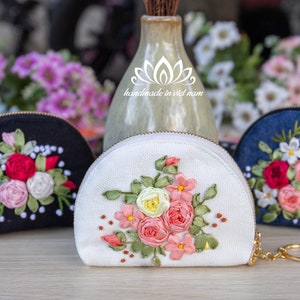 Mini llavero bordado con forma de billetera, ideal como regalo para niñas y mujeres.